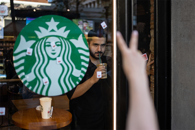 Владельцам сеть кофеен Starbucks «уже прилетают аккуратные запросы о возможности покупки точек — за 270 миллионов долларов (24,69 миллиарда рублей по курсу на сегодня)»