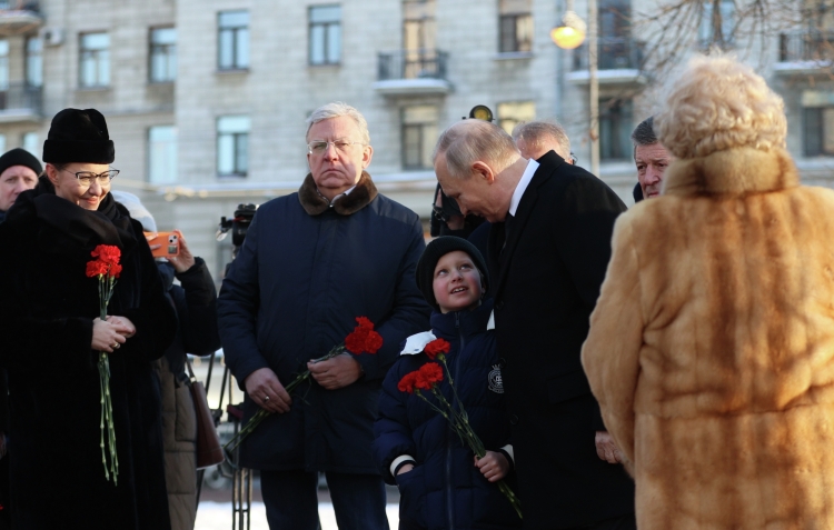 Путин принял участие в возложении цветов к памятнику первого мэра Ленинграда Анатолия Собчака, во время которого пообщался с внуком политика Платоном