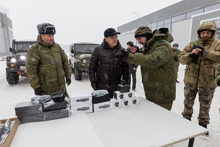 В послужном списке Ильсура Метшина — неоднократные закупки для бойцов тепловизоров, прицелов, генераторов и машин, которые до сих пор задействуют на фронте для эвакуации раненых