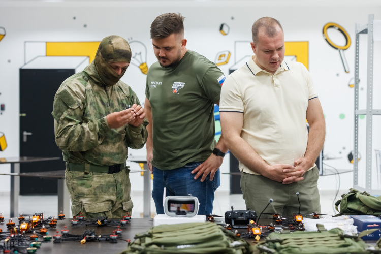 Дамир Нургалиев (в центре) неоднократно бывал в зоне боевых действий, регулярно лично отвозит гумпомощь на передовую и местным жителям (на фото: передача комплектов FPV-дронов для нужд СВО)