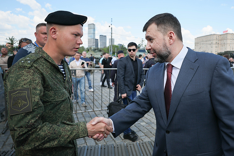 Иван Жарский (на фото с главой ДНР Денисом Пушилиным) стал образцом и символом, наверное, всего российского воинства в зоне СВО: храбрый, горячо любящий свою страну и донельзя скромный