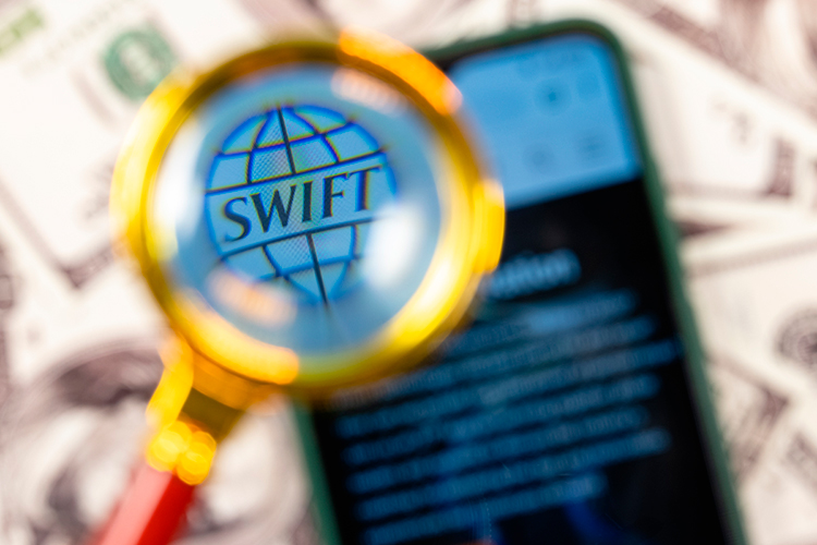 ЕС отключает от международной платежной системы SWIFT 13 «региональных» российских банков, которые считает «важными» для банковской и финансовой системы РФ