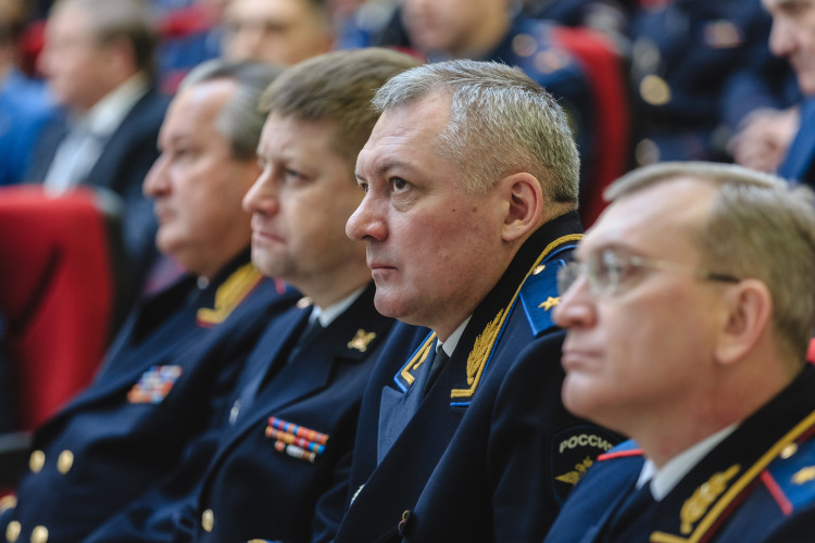  Официальная причина, по которой Изаак покинул команду нового министра Сатретдинова, звучала прозаично — у генерал-майора закончился второй срок полномочий в роли замминистра 