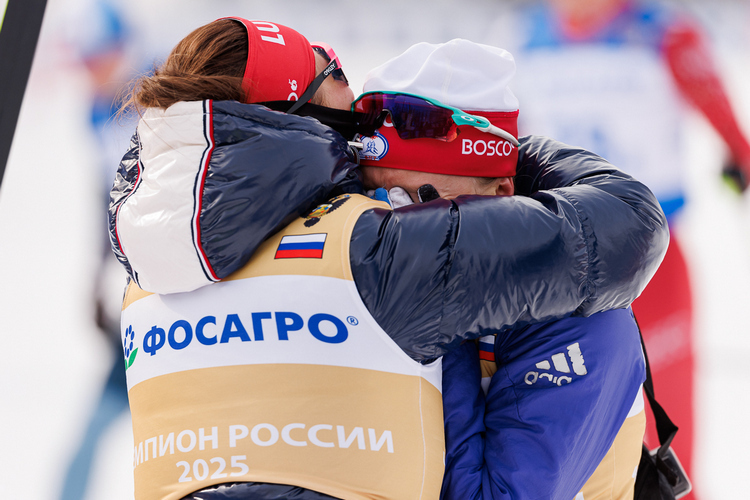 Лидию Горбунову успокаивает Анастасия Фалеева