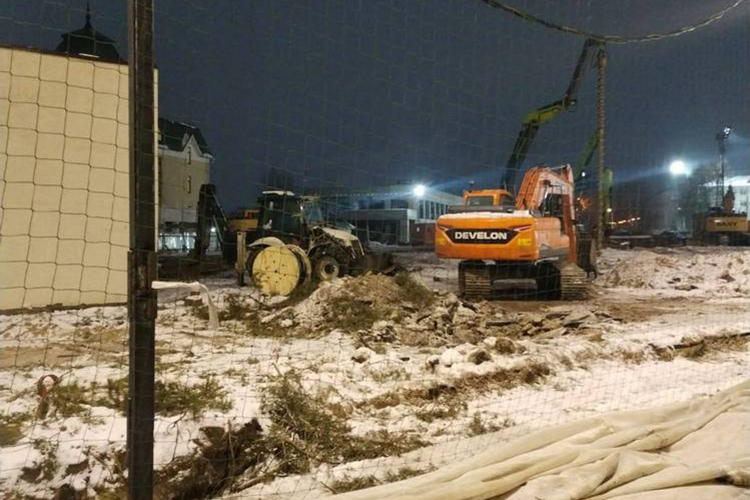 Оказавшись на базе «Рубина», не всякий гость поймет, что это тренировочный дом футбольного клуба: тракторы, самосвалы, ямы, строительные леса…