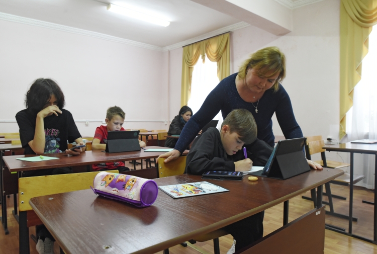 По данным замминистра, средний возраст занятых в отрасли образования, как и здравоохранения составляет чуть более 44 лет, школьных учителей — 46