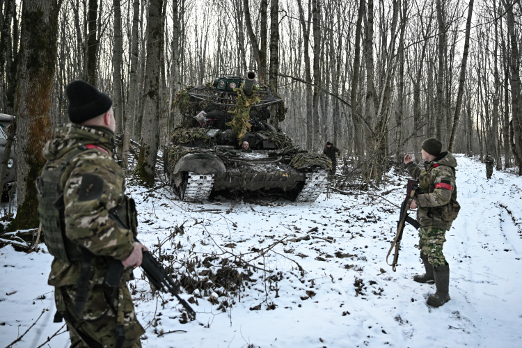 Продвижение российских войск «грозит окружением тысяч украинских солдат как раз в тот момент, когда Украина готовится к переговорам с США в Саудовской Аравии»