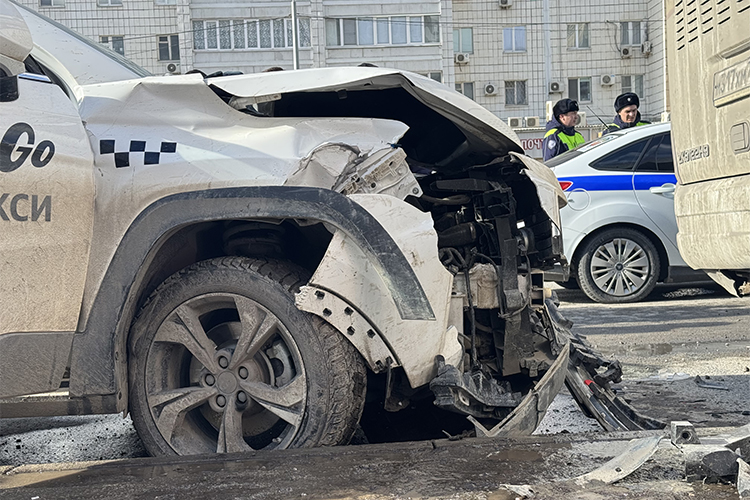 Под колеса попали сразу несколько человек