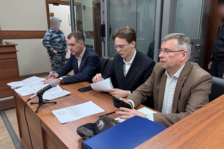 Заседание проходило при полном аншлаге — с участием трех гособвинителей и трех адвокатов