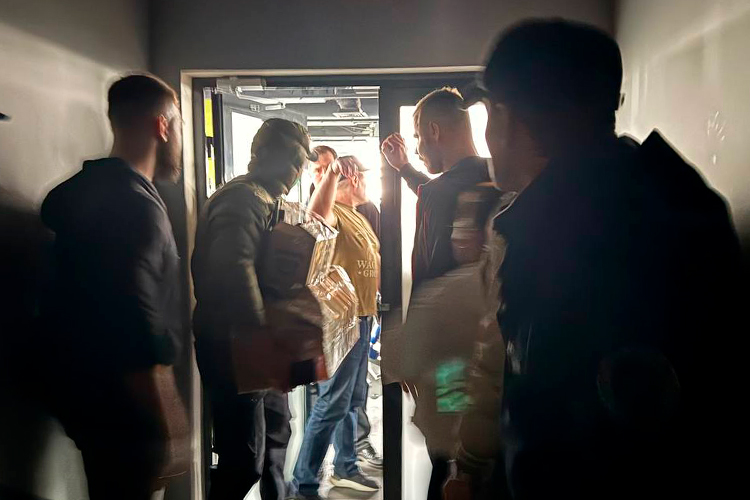 «Когда мы пришли, здесь стояла охрана в масках на втором и третьем этаже. Они натянули цепь у фитнес клуба»