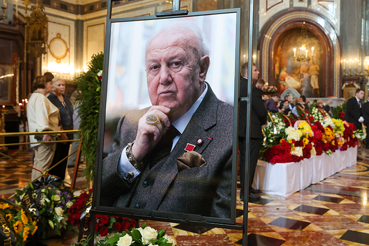 «Уже глубоко больной, слабый, Зураб Константинович лежал в кровати с мини-палитрой…»