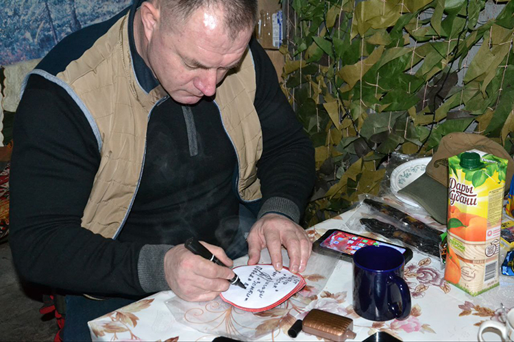 «У нас есть группа в „Телеграме“, куда мы скидываем все поступающие заявки от бойцов, прямо конкретно: такому-то подразделению нужно то и то»