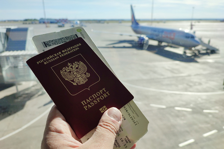 «Если взять самолет, то стоимость перелета в один конец на первые майские праздники, получается, 15 тысяч рублей, туда и обратно — 30 тысяч рублей. Для среднестатистического туриста это немного превышает бюджет»