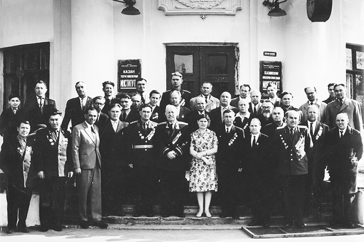 20 лет Победы — перед входом в Казанский инженерно-строительный институт