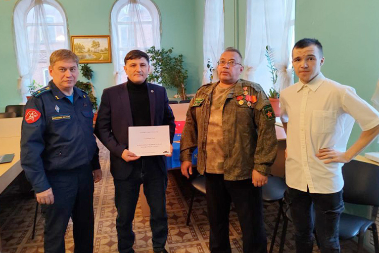 Мирали Джонбеков (второй слева)