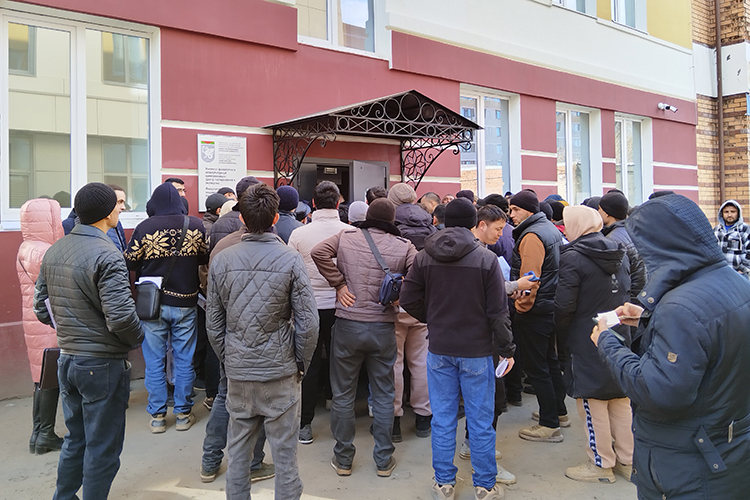 Еще один момент — очередь на сдачу экзамена. В прошлом году в России частным организациям запретили принимать экзамены у мигрантов. В Татарстане право проводить такой экзамен теперь есть только у КФУ
