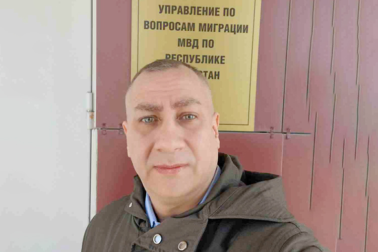 Ренат Ходжаев: «Конечно, мигранту очень страшно от того, что надо самому прийти в МВД, „оштрафоваться“. А вдруг его депортируют? А вдруг его арестуют на месте, скрутят и вывезут?»