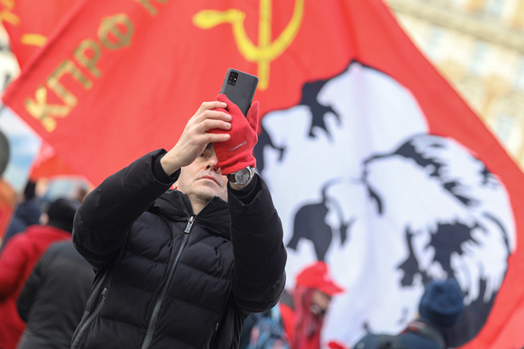 «Очень велик интерес к социалистическим идеалам среди молодежи. По данным соцопросов, число молодых людей, положительно оценивающих роль Ленина и Сталина, даже больше, чем людей старшего и среднего возраста»