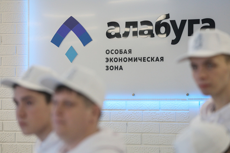 «Ваша особая зона в Елабуге — это вообще крупнейший центр современных технологий в стране. Просто поражаешься возможностям, которые там есть. Недаром он стал и центром террористических атак со стороны Украины»