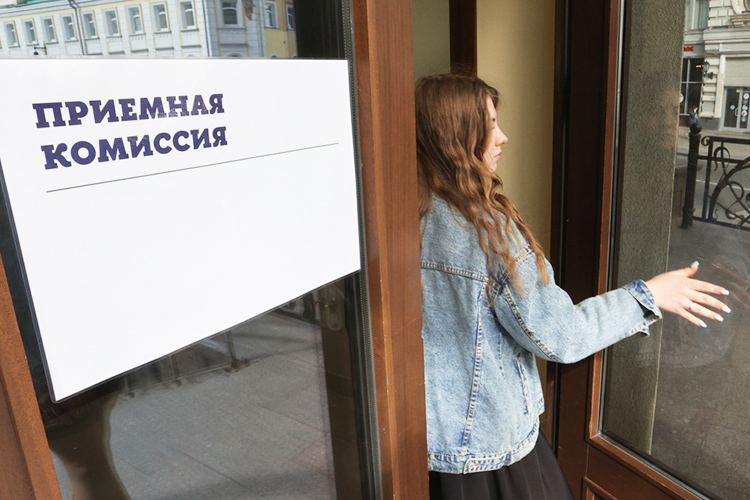 «Это будет удар. Значительная статья доходов…»: как власти решили подрезать вузам «кормушку»