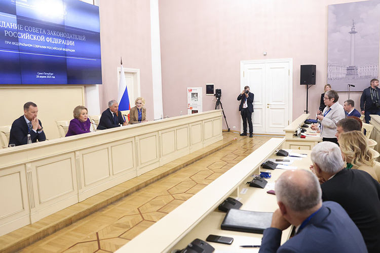 На заседании совета законодателей РФ выяснилось, что министерство науки и высшего образования России прежде не торопилось регулировать платный прием в вузы, аргументируя это тем, что нет таких полномочий