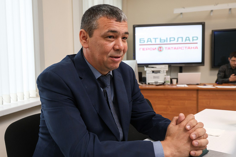 Дистах Салихов — полковник — дослужился до этого звания уже после ухода с военной службы и зачисления в МЧС, контрактник из Африканского корпуса