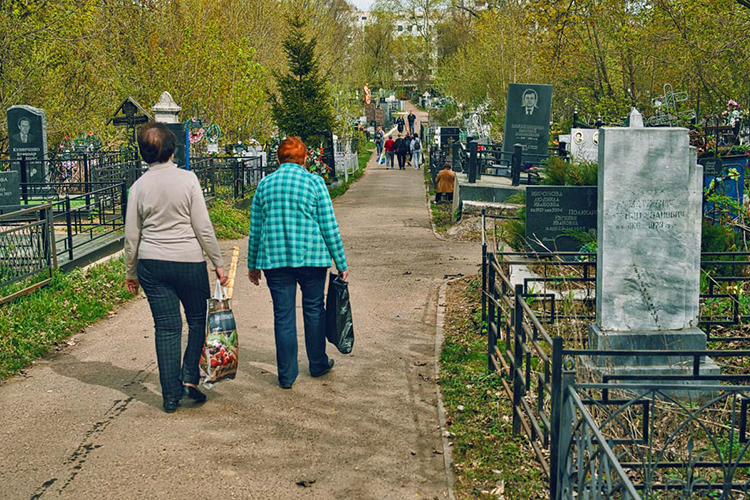 «Куда бы я ни ездил — по работе, в отпуск и так далее — я всегда посещаю кладбище. Хоть на пять минут, но зайду и посмотрю. И всегда в первую очередь обращаю внимание на порядок и чистоту»