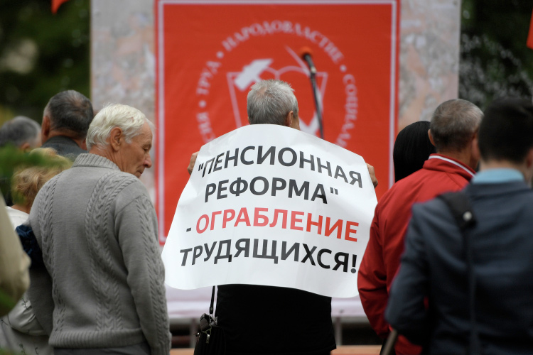 «Один из самых тяжелых ударов по людям труда — повышение пенсионного возраста на пять лет. У каждого, кто выйдет на пенсию по новым правилам, просто вынули из кармана его законные накопления за пять лет. Мы называем это «пенсионным ограблением»