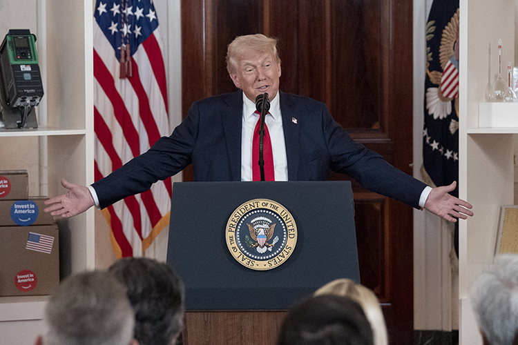 «Рейтинг Трампа падает еще и потому, что стало понятно, инициируемый им курс не улучшает в широком смысле слова внешнеполитические позиции США, а еще больше снижает их, к сожалению для самих Штатов»