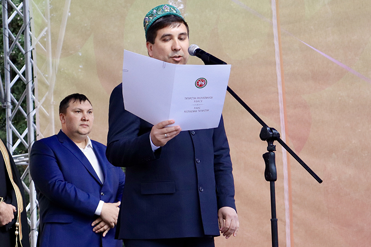 Официальная часть праздника началась с приветственных писем от имени Раиса Татарстана Рустама Минниханова и главы нацсовета всемирного конгресса татар Василя Шайхразиева, которые зачитал со сцены руководитель исполнительного комитета ВКТ Шакиров