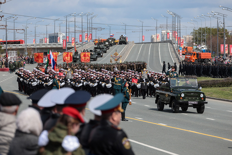В 10:00 мск начнется парад войск Казанского гарнизона. В 32 расчетах наряду с военнослужащими пройдут курсанты, кадеты, ветераны боевых действий, юнармейцы и суворовцы