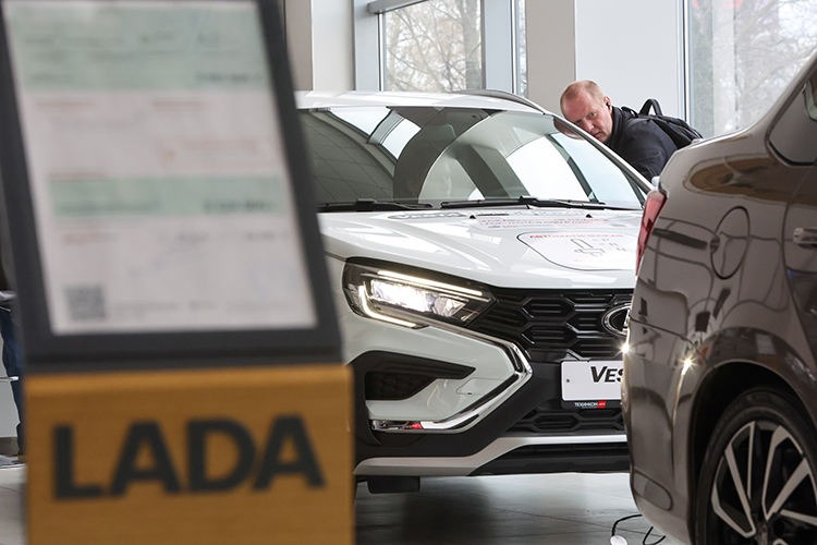 План по выпуску на 2025 год у АвтоВАЗа остался прежним: 500 тыс. авто, правда, он может быть скорректирован, исходя из рыночных запросов. Уже сейчас предприятие сократило количество выпускаемых автомобилей
