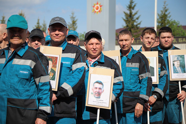  Участники парада несли портреты первопроходцев отрасли и ветеранов, которые немало сделали для становления компании 