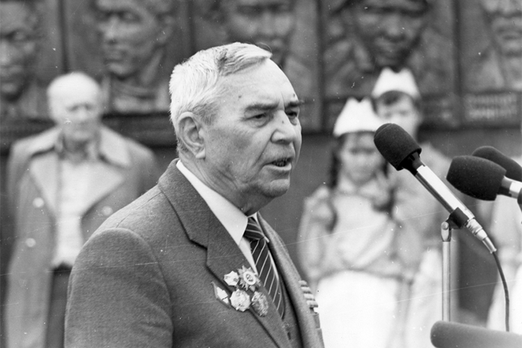 Фарид Султанбеков на открытии бронзовых барельефов. 1994 год