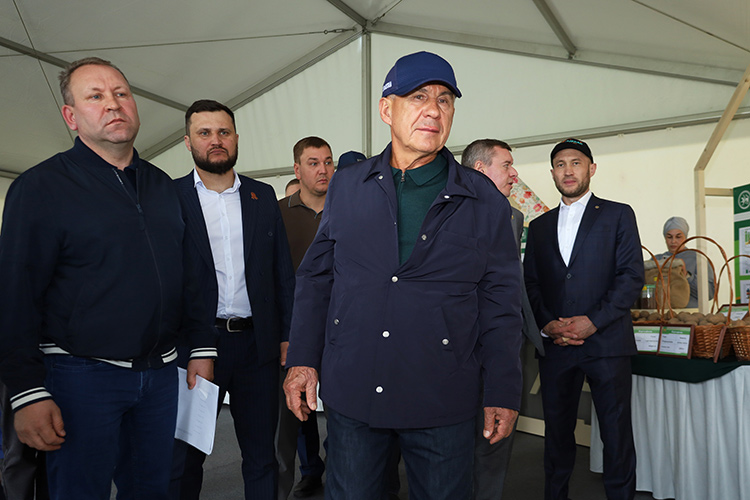 Далее отправляемся в Арский район. Несмотря на короткое время у руля района, Алмаз Хисамутдинов нашел о чем доложить главе республики
