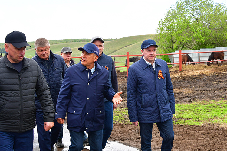 Накануне руководитель республики побывал сразу в трех районах, а сегодня днем еще в двух