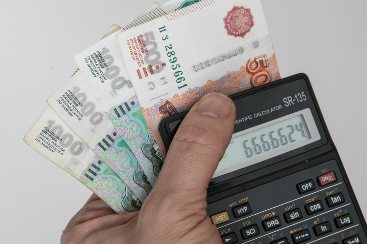Сама процедура банкротства с точки зрения ее юридического обслуживания вещь недешевая, и при задолженности, близкой к пороговому значению, является малорентабельным способом взыскания долга