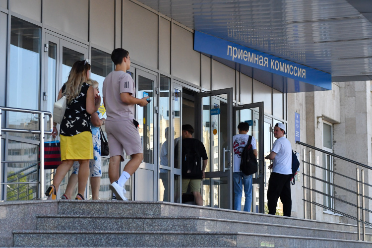 «В отличие от школ, все вузы разные: например, за знаниями лучше идти в классический университет, а за умением решать нестандартные задачи — в отраслевой»