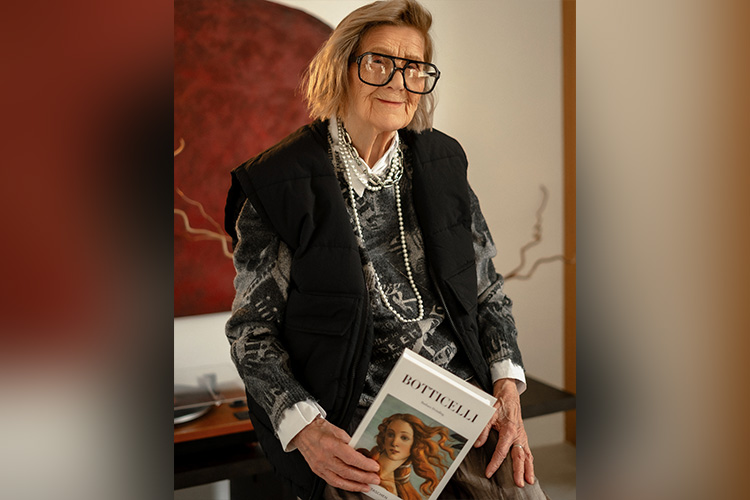 «Ольгия Яковлевна с рождения глухонемая. Но несмотря на это, мы ее понимаем. О таком жизнелюбии, улыбке, доброте как Ольгии Яковлевны можно всем мечтать»