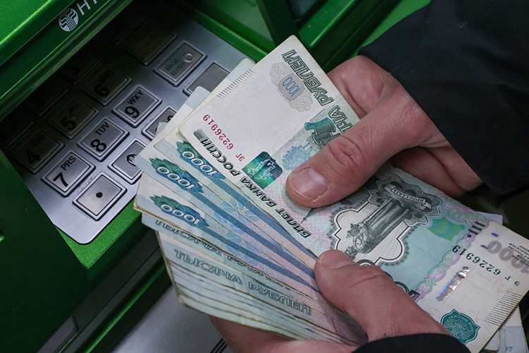 Следующая потерпевшая вложила 2,7 млн рублей, со своего кошелька ей удалось вывести около 200 тысяч рублей, последний вывод был 10 июня 2021 года