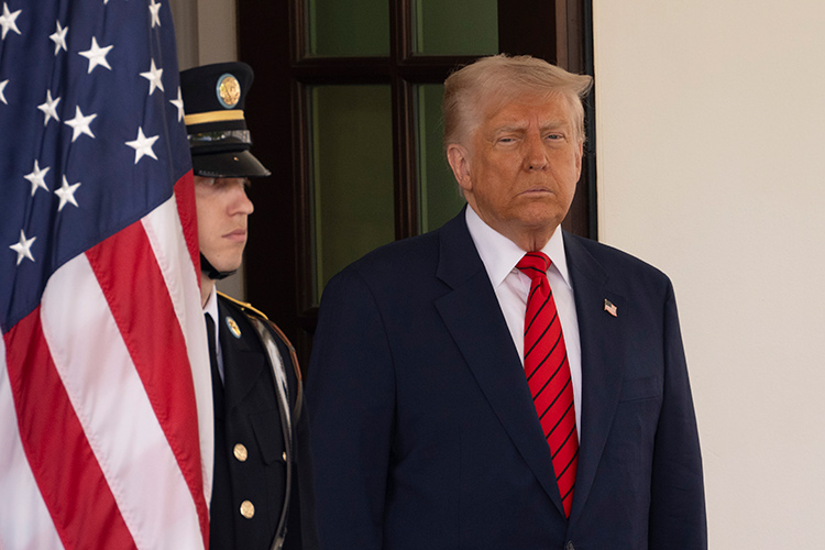 Президент США Дональд Трамп назвал «позором» переход конфликта в горячую фазу и выразил надежду, что «это скоро закончится»