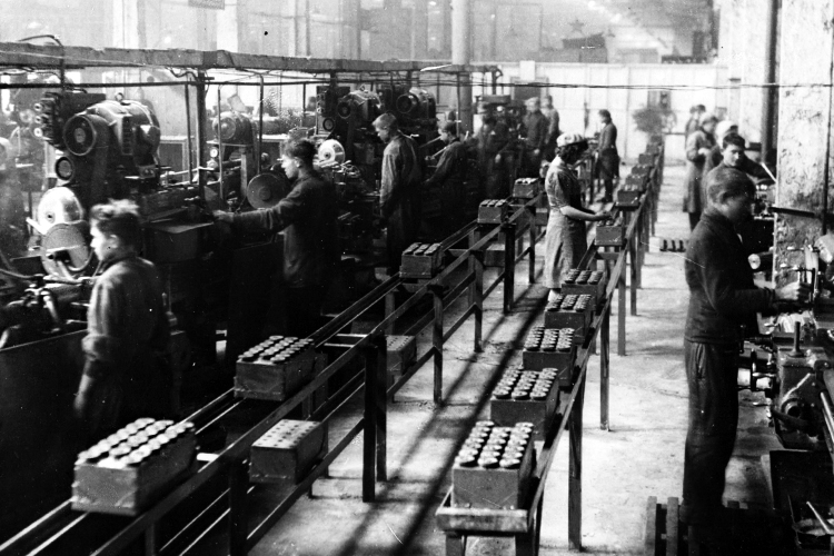 В 1945 году на заводе работало 11 374 человека… Нагрузка станочного парка и другого оборудования в годы войны доходила до 22–23 часов в сутки