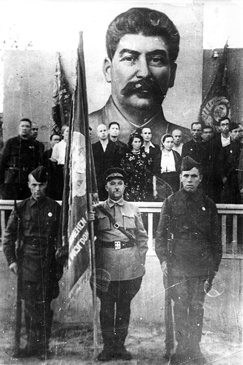 За годы Великой Отечественной войны коллектив завода 19 раз завоевывал переходящее Красное знамя Государственного комитета обороны СССР, переданное заводу на вечное хранение