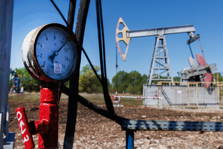Цена российской нефти Urals упала ниже $50 за баррель в конце апреля