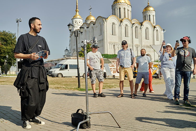 «Что касается работы сценариста и режиссера в одном лице, я до сих пор не могу к этому привыкнуть, настолько это большой и ценный подарок. Это дает огромную свободу действия!»