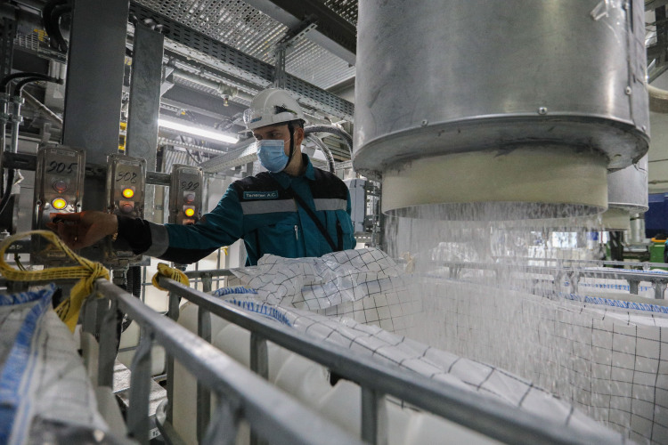 Конкурентная война на ценовом рынке приведет к тому, что российским нефтехимикам придется снизить цены на свою продукцию