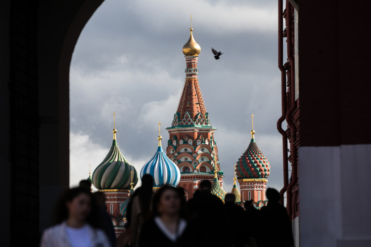 «Страна должна превратиться в новую операцию по очищению, одолению, приближению к идеалу. Если Россия будет нагружена этой огромной задачей, то исчезнут бессмысленные споры бездельников. О монархистах или коммунистах спорит в основном молодежь, которая не имеет серьезного дела, огромных задач»