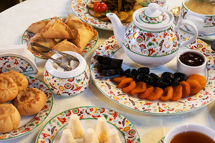«То, что дома всегда было очень вкусно, хлебосольно, всегда гости, это даром не проходит»