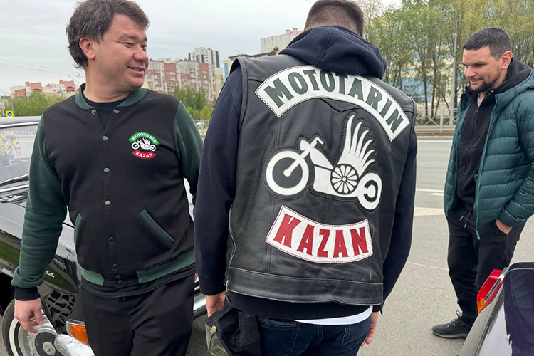 Из наиболее известных и котирующихся среди новичков — Mototarin MC Арсена Ганиева (слева)