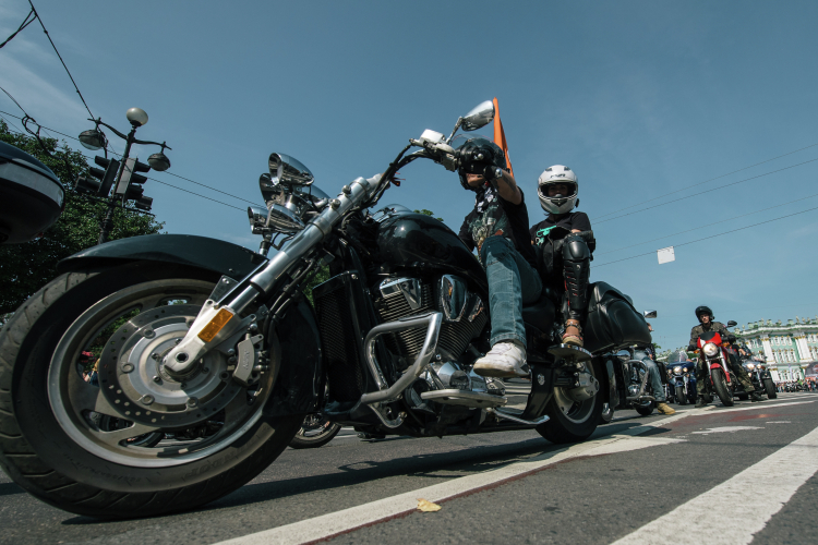 Обладателей мотоциклов Harley-Davidson в Казани много, не все они состоят в HOG. У многих представителей политической элиты РТ в гаражах стоят Harley (причем самые разные, в том числе и коллекционные), но не все из них выкатываются на дороги общего пользования
